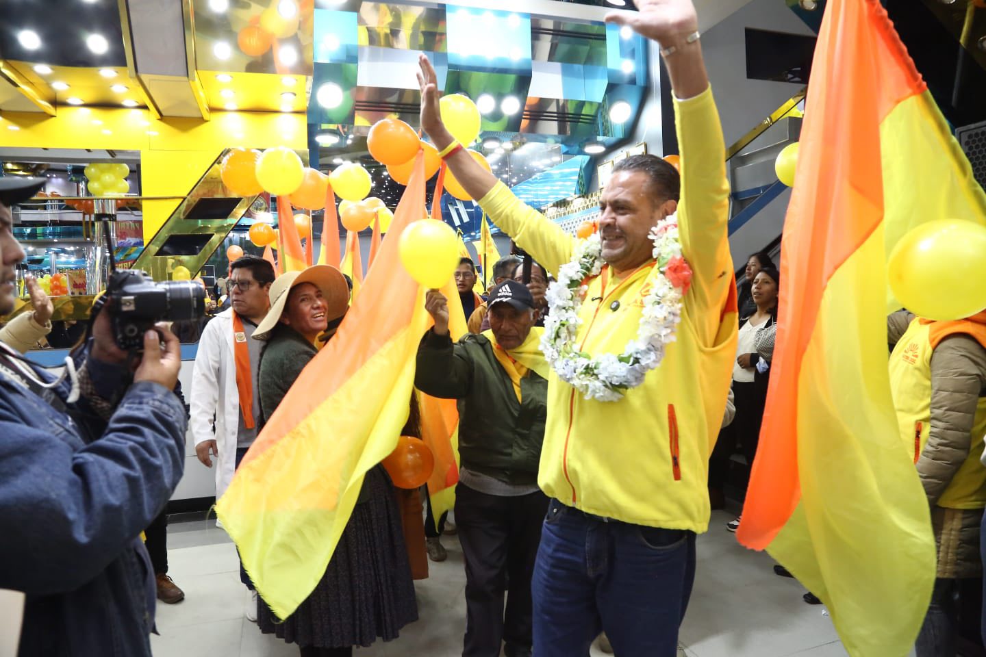 Analistas dicen que Revilla es gobernador legal, pero no legítimo